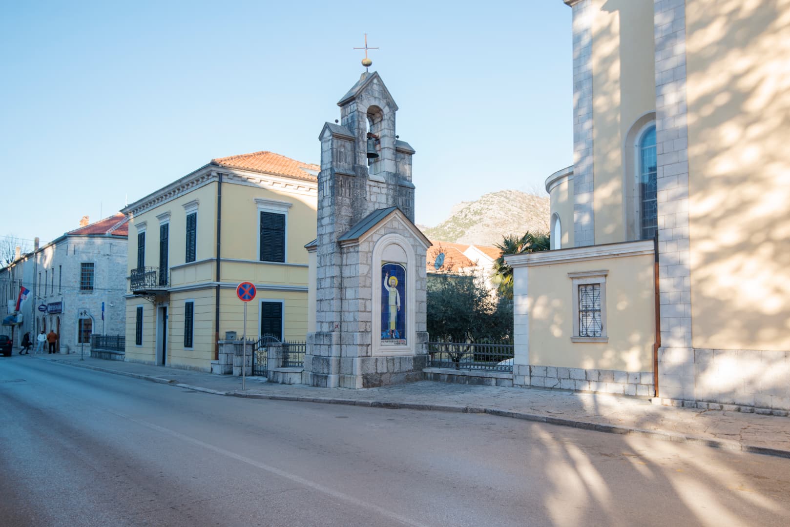 Zvonik trebinjske katedrale u ulici obasjanoj suncem